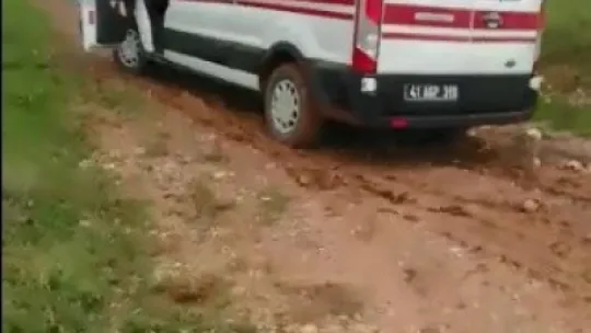 Çamura saplanan ambulansı traktör ile çektiler