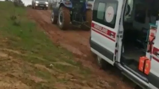 Çamura saplanan ambulansı traktör ile çektiler