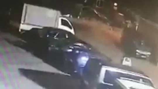 Canları sıkıldığı için otomobil lastiği kesmişler