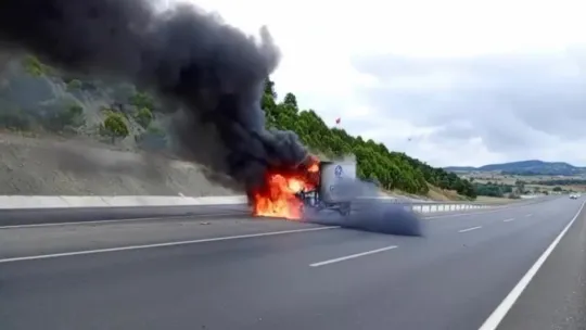 Çaresizce araçlarının yanmasını izlediler
