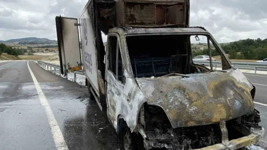 Çaresizce araçlarının yanmasını izlediler