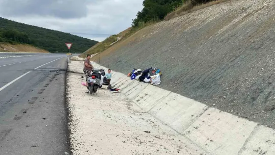 Çaresizce araçlarının yanmasını izlediler