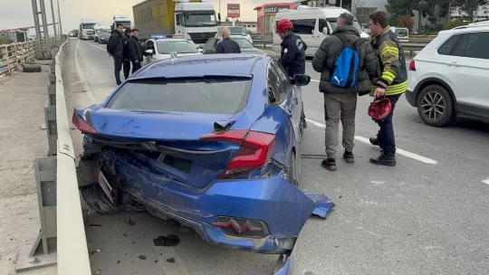 Çarpışan otomobillerden biri bariyere vurdu: 2 yaralı