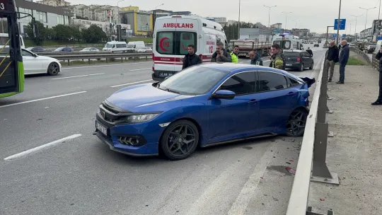 Çarpışan otomobillerden biri bariyere vurdu: 2 yaralı