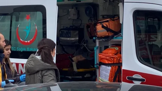 Çarpışan otomobillerden biri bariyere vurdu: 2 yaralı