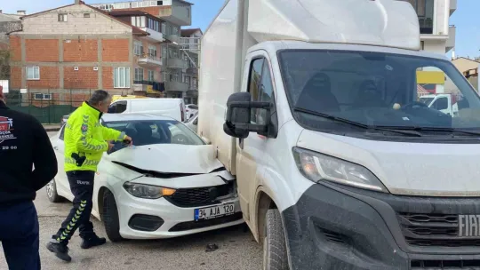 Otomobil kamyonetin altına girdi: 1 yaralı