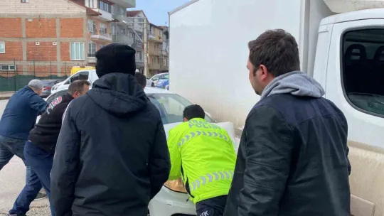 Otomobil kamyonetin altına girdi: 1 yaralı