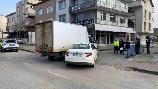 Otomobil kamyonetin altına girdi: 1 yaralı