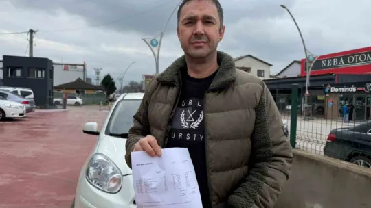 Çarptığı araca levye ile saldırdı, giderken ışıklı çiçek buketi bıraktı