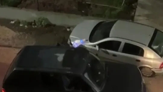 Çarptığı araca levye ile saldırdı, giderken ışıklı çiçek buketi bıraktı