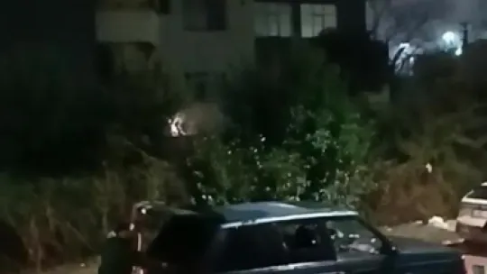 Çarptığı araca levye ile saldırdı, giderken ışıklı çiçek buketi bıraktı