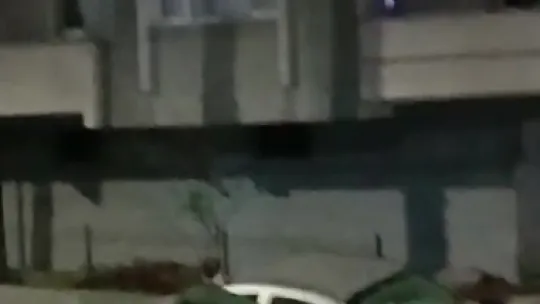 Çarptığı araca levye ile saldırdı, giderken ışıklı çiçek buketi bıraktı