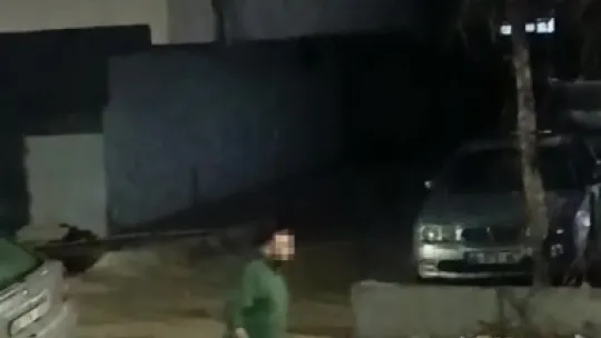 Çarptığı araca levye ile saldırdı, giderken ışıklı çiçek buketi bıraktı