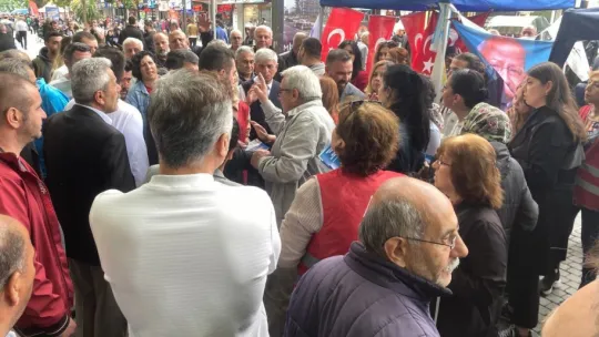 Çarşı karıştı: Kentin göbeğinde kalabalık gruplar birbirine girdi