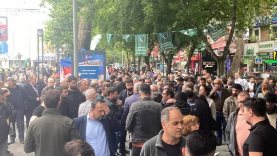 Çarşı karıştı: Kentin göbeğinde kalabalık gruplar birbirine girdi