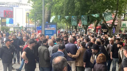 Çarşı karıştı: Kentin göbeğinde kalabalık gruplar birbirine girdi
