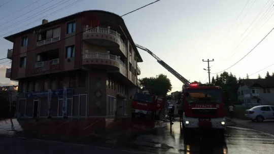 Çatı alev topuna döndü
