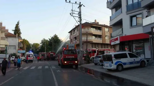 Çatı alev topuna döndü