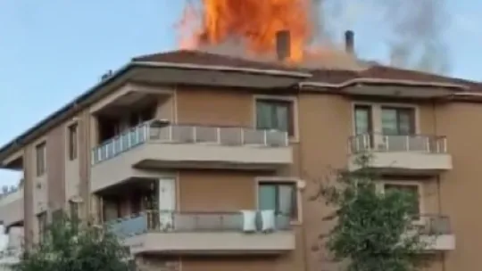 Çatı alev topuna döndü