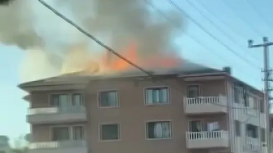 Çatı alev topuna döndü