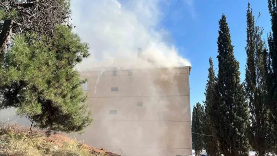 Çatı alevlere teslim oldu: Yangın 45 dakikada söndürüldü