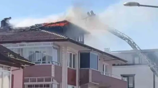 Çatı katı alevlere teslim oldu