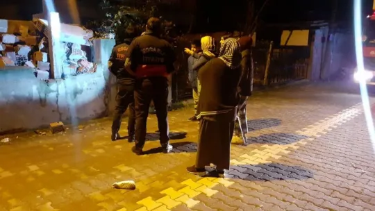 Çatı katında sıkışan kediyi ekipler kurtardı