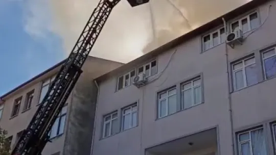 Çatı katını alevler sardı: 2 kişi mahsur kaldı