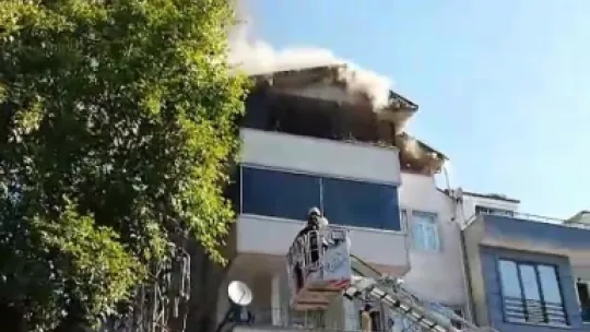 Çatı katını alevler sardı: 2 kişi mahsur kaldı