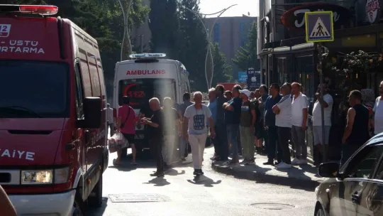 Çatı katını alevler sardı: 2 kişi mahsur kaldı