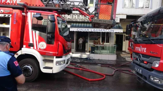 Çatı katını alevler sardı: 2 kişi mahsur kaldı