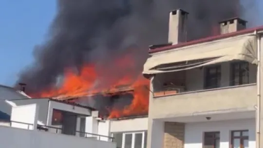 Çatı katını alevler sardı: 2 kişi mahsur kaldı