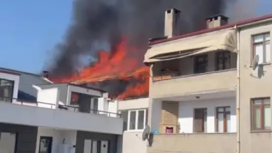 Çatı katını alevler sardı: 2 kişi mahsur kaldı