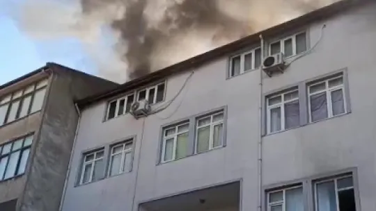 Çatı katını alevler sardı: 2 kişi mahsur kaldı