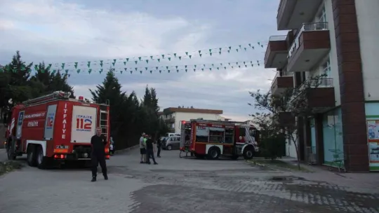 Çatı tadilatı yapılan apartmanda yangın çıktı