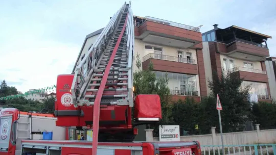 Çatı tadilatı yapılan apartmanda yangın çıktı