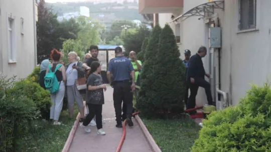 Çatı tadilatı yapılan apartmanda yangın çıktı