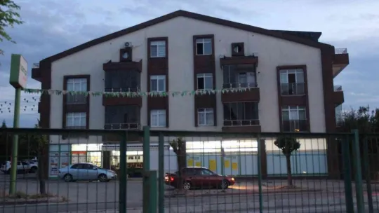 Çatı tadilatı yapılan apartmanda yangın çıktı