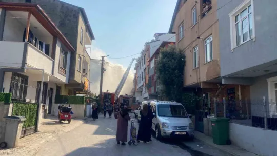 Çatı tadilatında çıkan yangın korkuttu