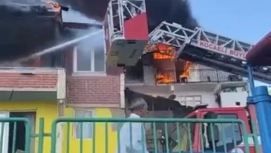 Korkutan yangın! Çatı yangını 7 eve sirayet etti
