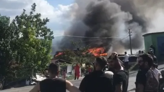 Korkutan yangın! Çatı yangını 7 eve sirayet etti