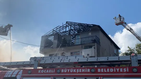 Korkutan yangın! Çatı yangını 7 eve sirayet etti