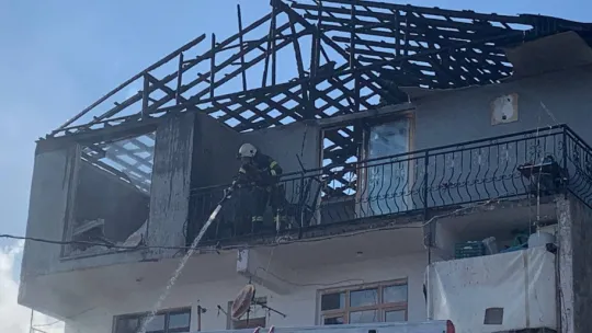 Korkutan yangın! Çatı yangını 7 eve sirayet etti