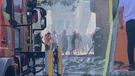 Korkutan yangın! Çatı yangını 7 eve sirayet etti