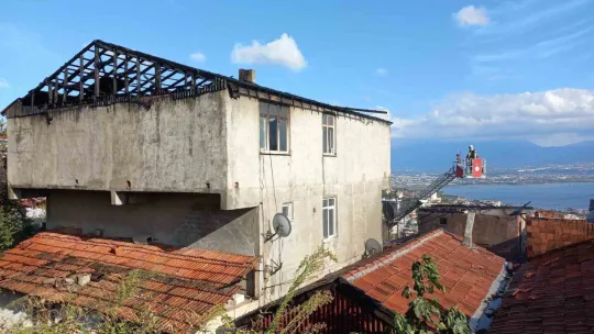 Korkutan yangın! Çatı yangını 7 eve sirayet etti