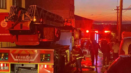Çatı yangını mahalleliyi sokağa döktü