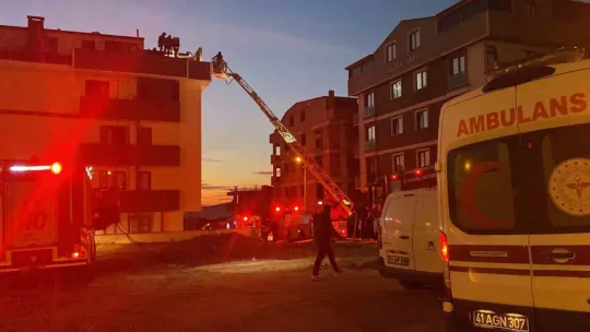 Çatı yangını mahalleliyi sokağa döktü