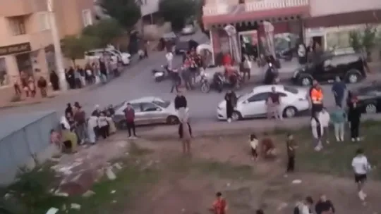 Çatı yangını mahalleliyi sokağa döktü