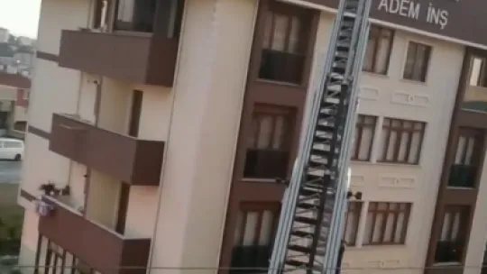 Çatı yangını mahalleliyi sokağa döktü