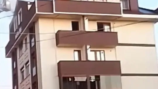 Çatı yangını mahalleliyi sokağa döktü